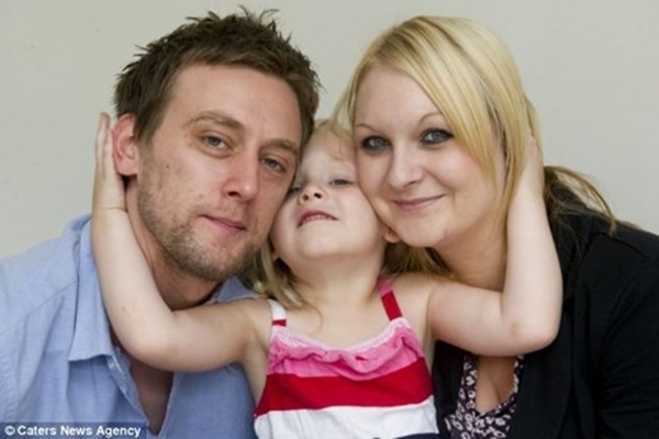 
	
	Tom Attwater (trái) có nguyện ước cuối cùng là kiếm đủ 500.000 bảng Anh để chi trả cho việc điều trị ung thư của con gái Kelli (giữa)